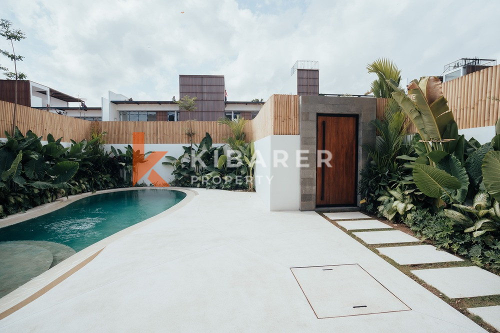 Three-Bedroom Villa with Closed Living Room and Roof in Canggu