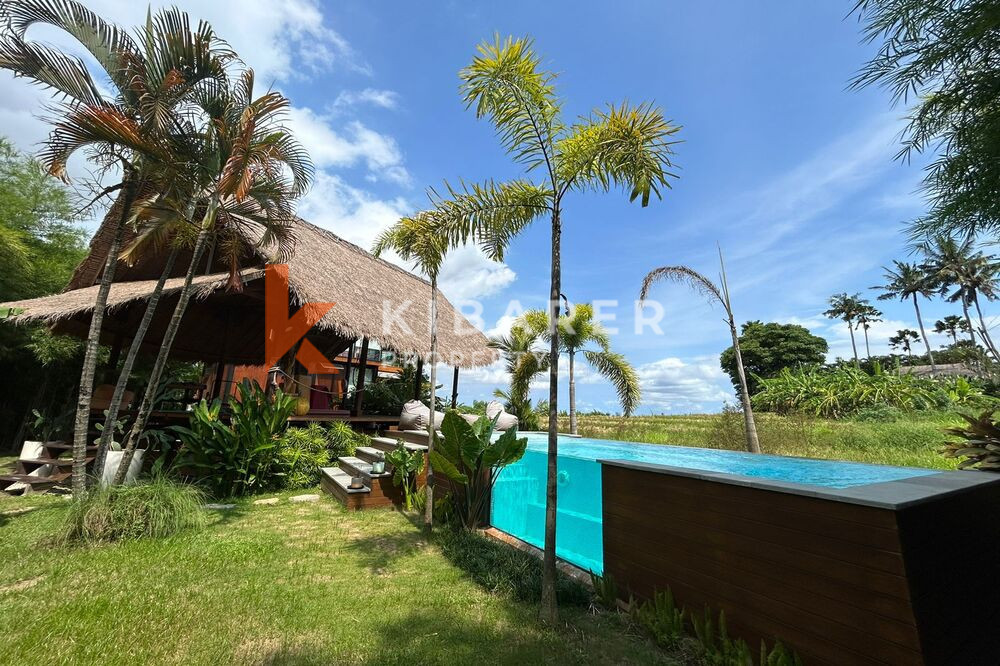 Beautiful Serene Two Bedroom Enclosed Living Room Villa in Seseh — image 3