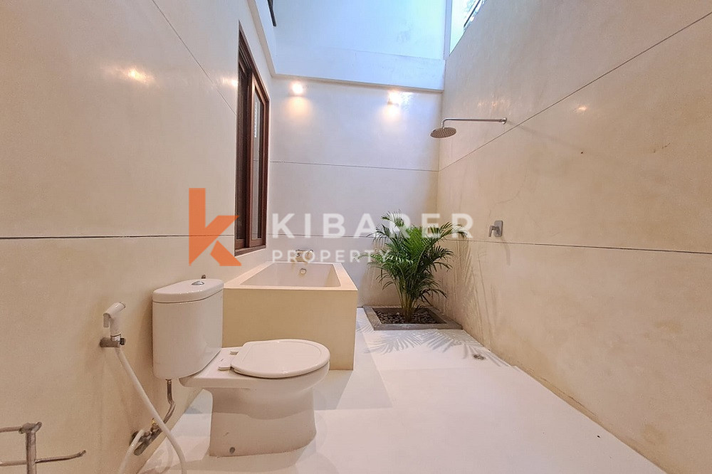 70 Meters to the Beach Adjustable Open-Enclosed Livingroom Four Bedrooms Villa in Berawa Area — image 15