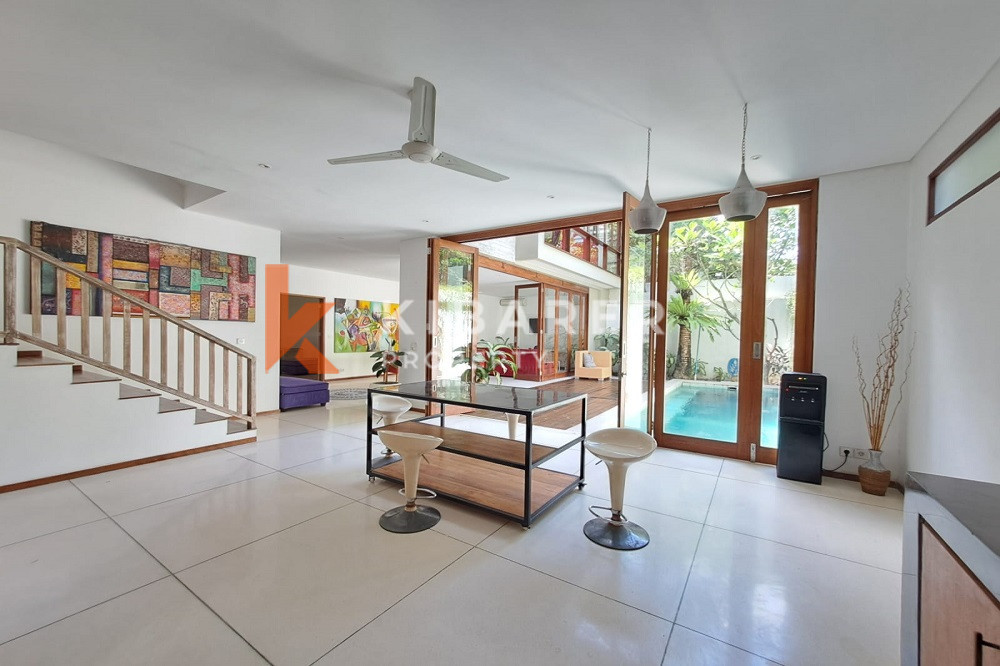 Four-Bedroom Villa with Open Living Room and Remote Control, Walking Distance to the Beach in Berawa Area — image 2