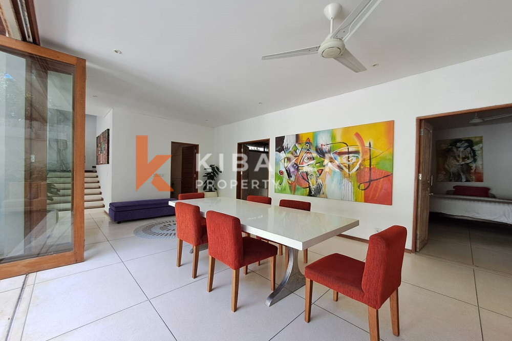Four-Bedroom Villa with Open Living Room and Remote Control, Walking Distance to the Beach in Berawa Area — image 4