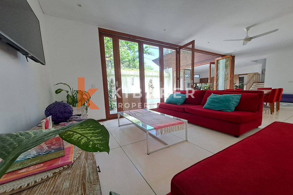 Four-Bedroom Villa with Open Living Room and Remote Control, Walking Distance to the Beach in Berawa Area — image 11