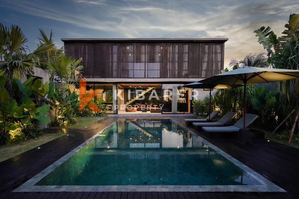 Luxury Three-Bedroom Villa with Enclosed Living Room and High-Quality Design on the Edge of Canggu