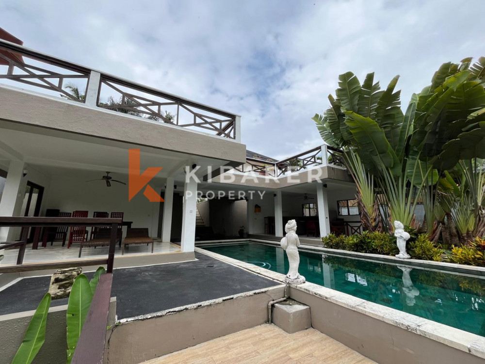 Jungle four bedrooms open living room villa in mengwi area — image 4