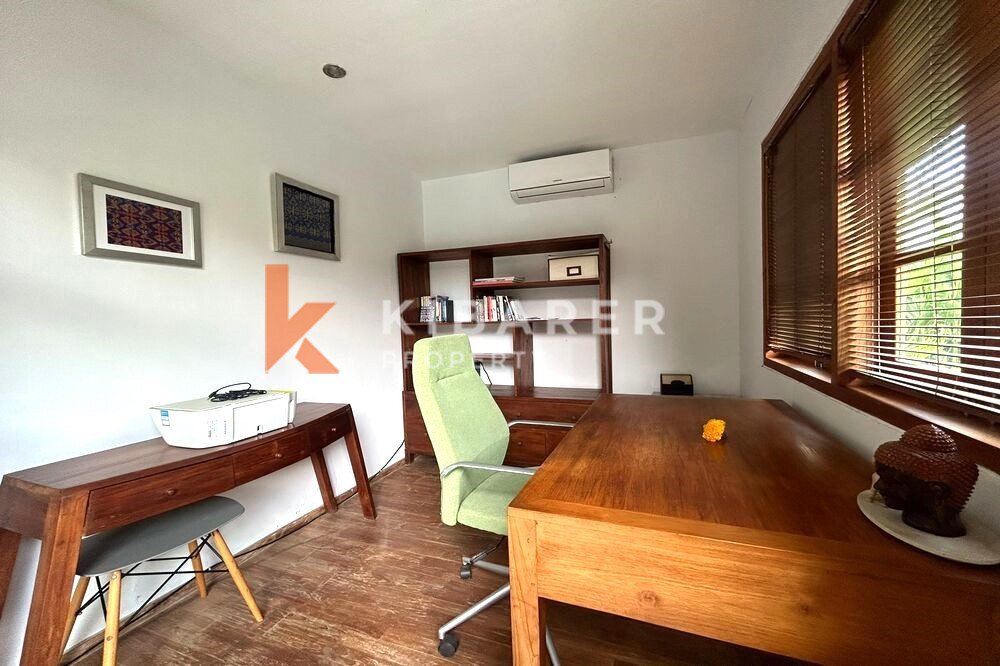 Beautiful Closed Three-Bedroom Villa in Batu Bolong — image 8