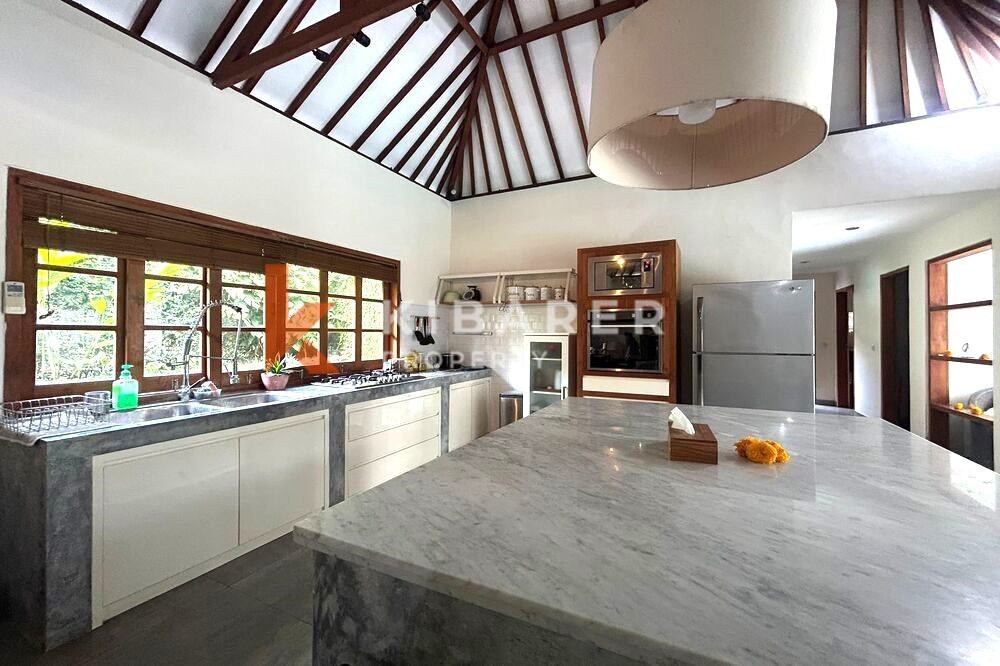 Beautiful Closed Three-Bedroom Villa in Batu Bolong — image 9
