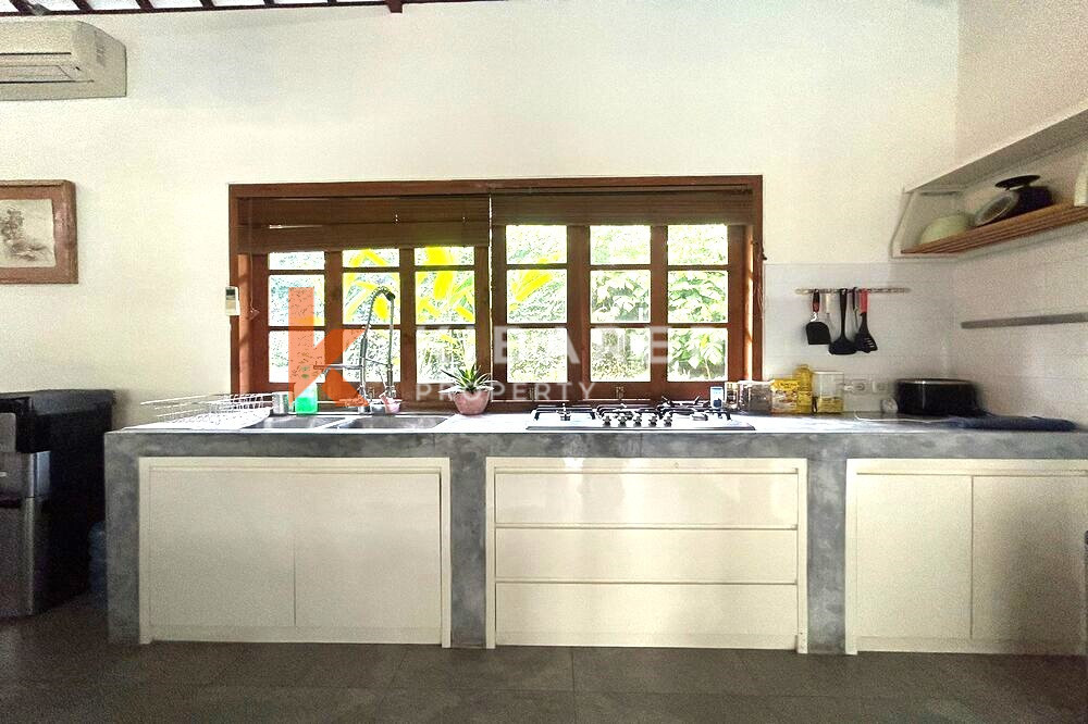 Beautiful Closed Three-Bedroom Villa in Batu Bolong — image 10