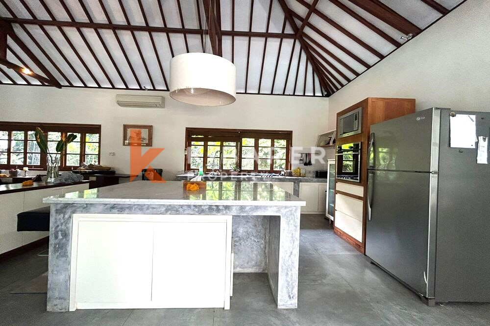 Beautiful Closed Three-Bedroom Villa in Batu Bolong — image 15