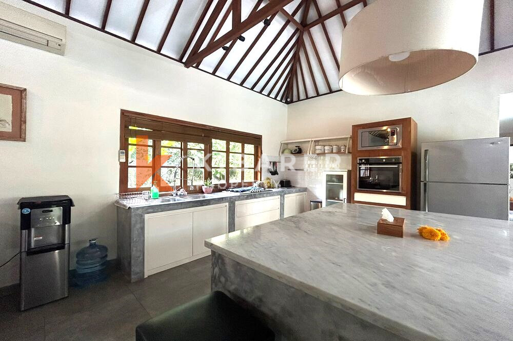 Beautiful Closed Three-Bedroom Villa in Batu Bolong — image 16