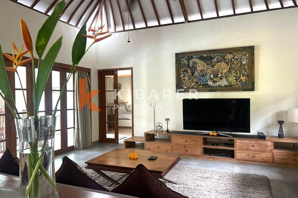 Beautiful Closed Three-Bedroom Villa in Batu Bolong — image 14