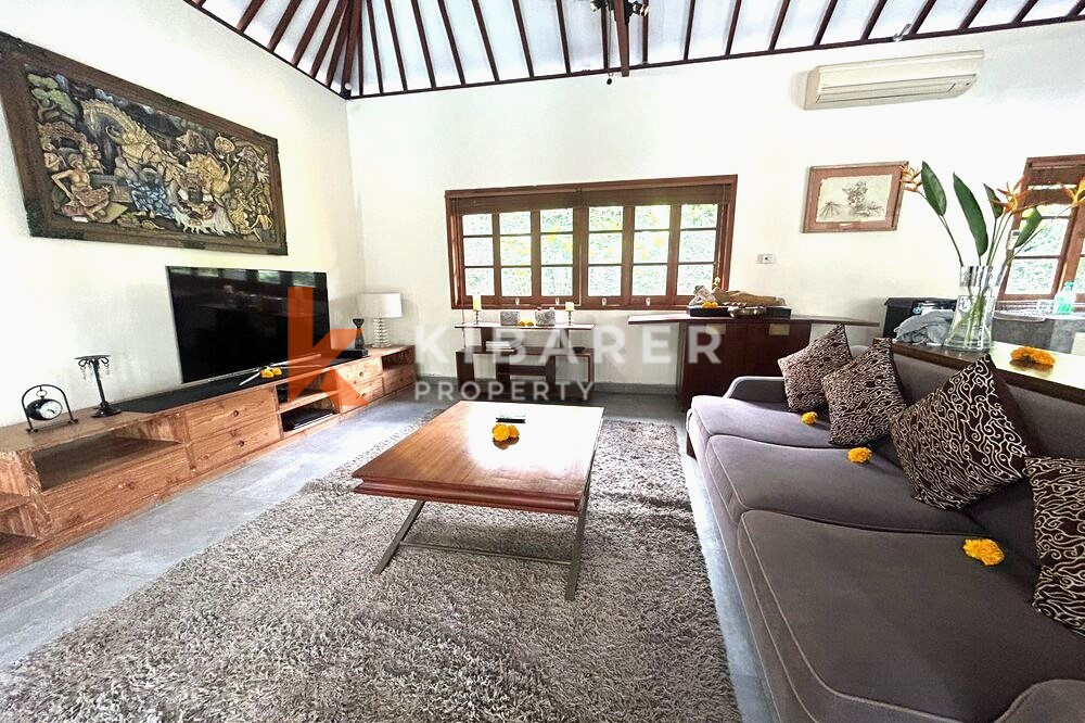 Beautiful Closed Three-Bedroom Villa in Batu Bolong — image 17