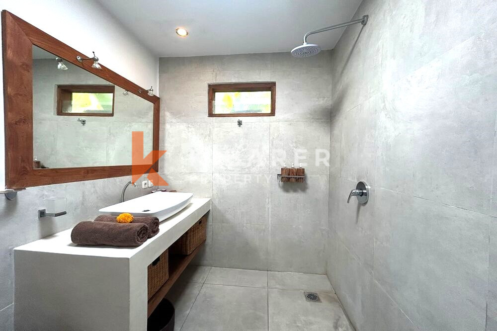 Beautiful Closed Three-Bedroom Villa in Batu Bolong — image 19