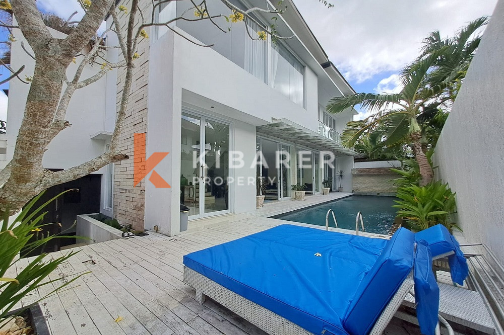 Beautiful Four-Bedroom Villa with Closed Living Room Located in the Ungasan Hills
