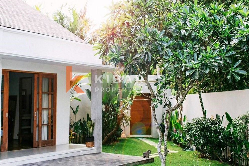 Exquisite Five-Bedrooms Enclosed Livingroom Villa Located in Tranquility of Umalas — image 5