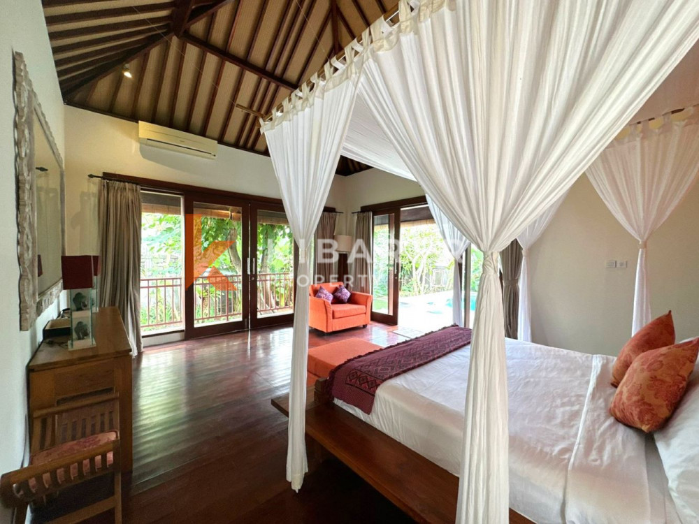Spacious Four-Bedroom Villa in Babakan — image 17
