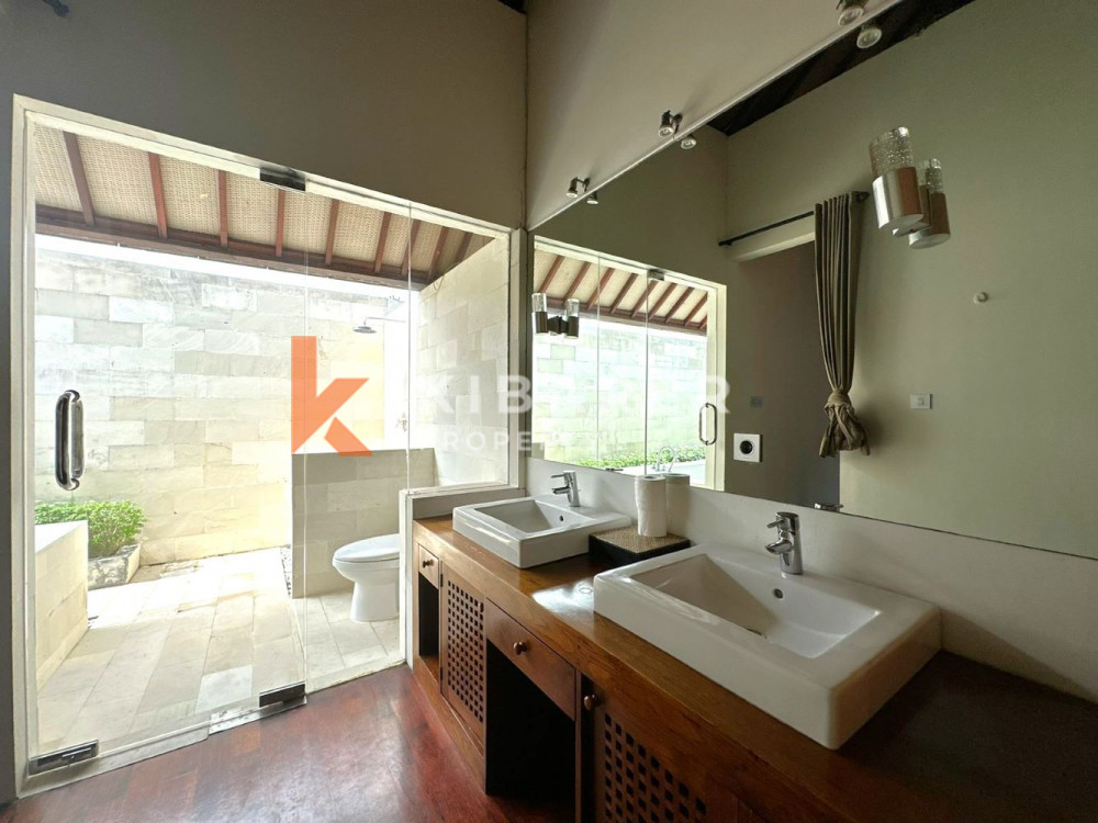 Spacious Four-Bedroom Villa in Babakan — image 13