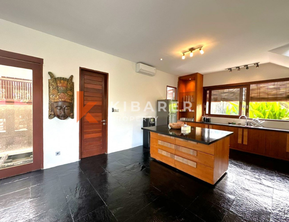 Spacious Four-Bedroom Villa in Babakan — image 3