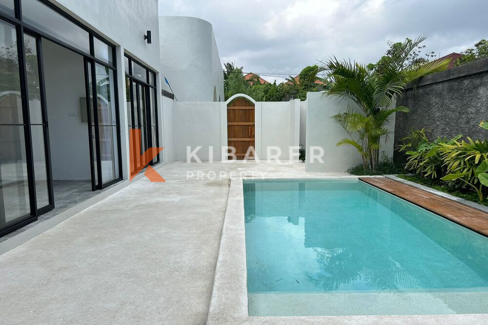 Delight Three Bedroom Enclosed Living Tropical Villa Situated in Canggu — image 4