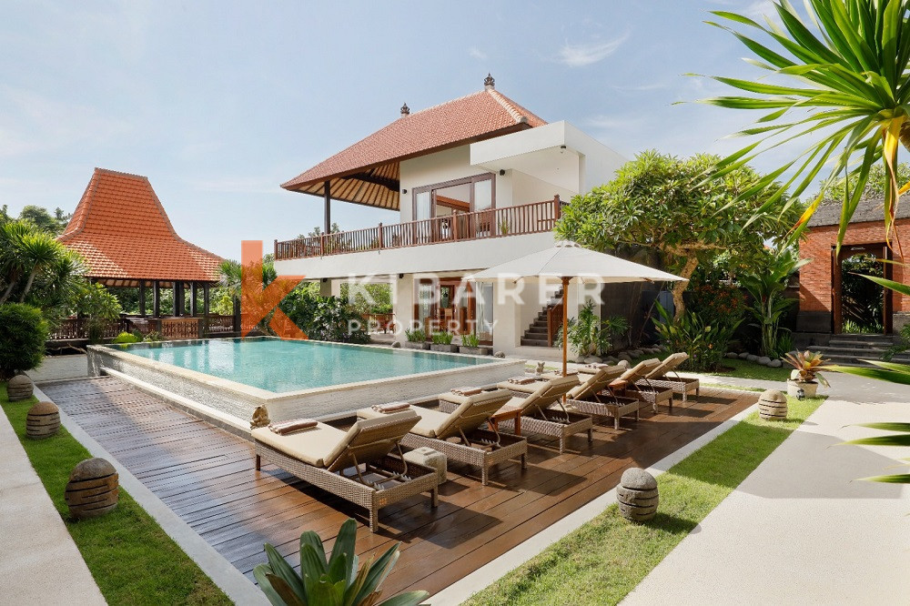 Spacious Nine-Bedroom Luxury Villa with Rustic Charm and Closed Living Room in Canggu — image 1