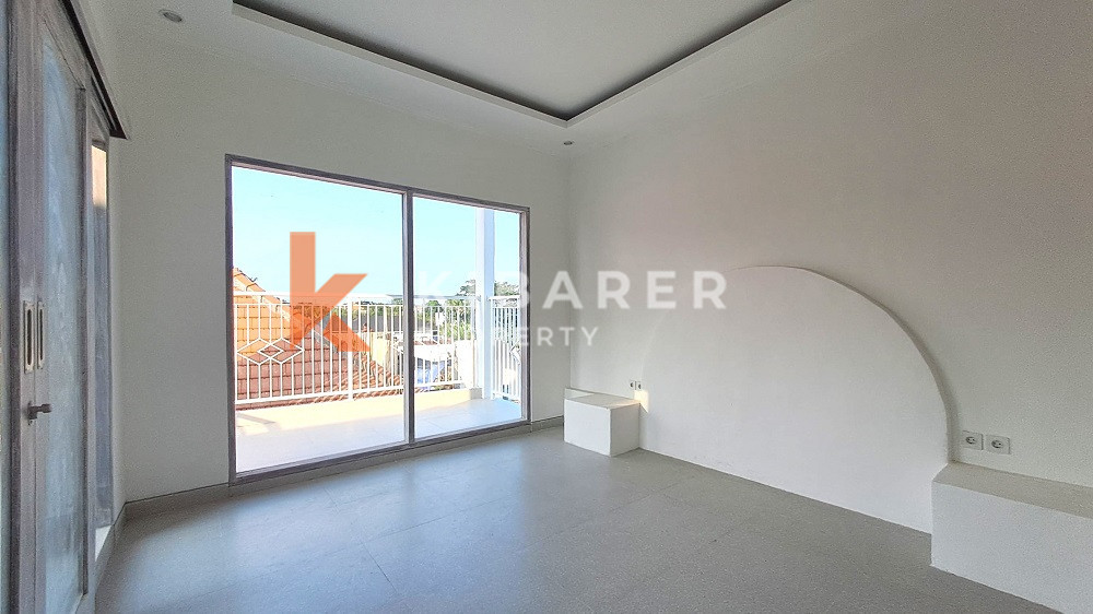 Unfurnished Three-Bedroom Gated Villa with Balcony in Canggu Area — image 9
