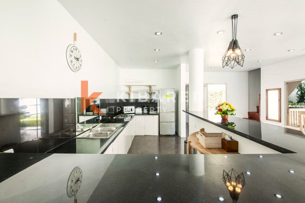 Spacious Fully Furnished Four-Bedrooms Enclosed Living Villa Situated in Seminyak Area — image 7