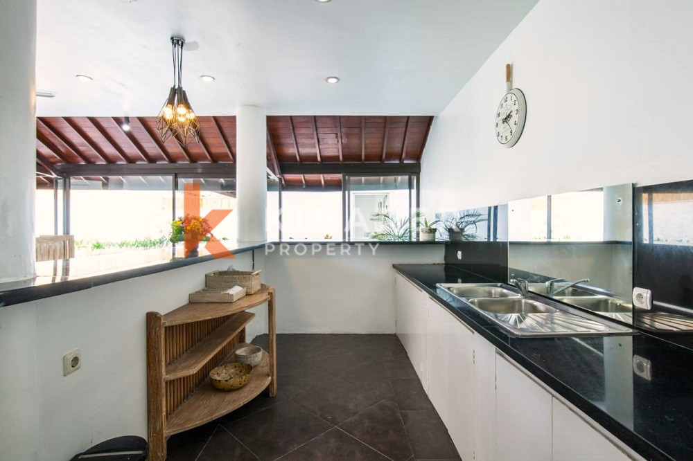 Spacious Fully Furnished Four-Bedrooms Enclosed Living Villa Situated in Seminyak Area — image 8