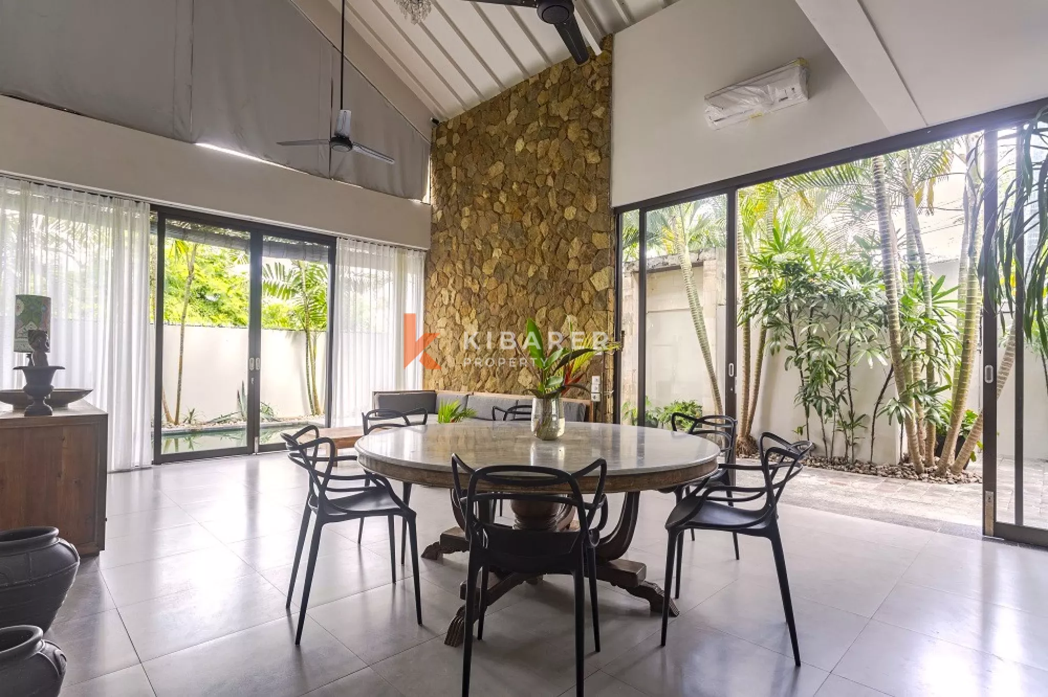 Fabulous Three Bedroom Enclosed Living Villa Located in Umalas — image 3