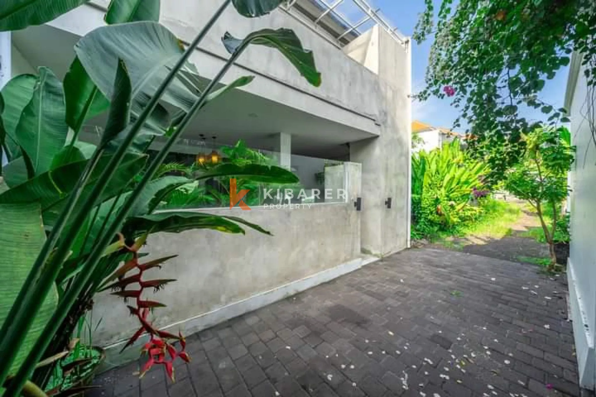 Industrial Style Villa with One Bedroom and Enclosed Living Area in Berawa — image 3