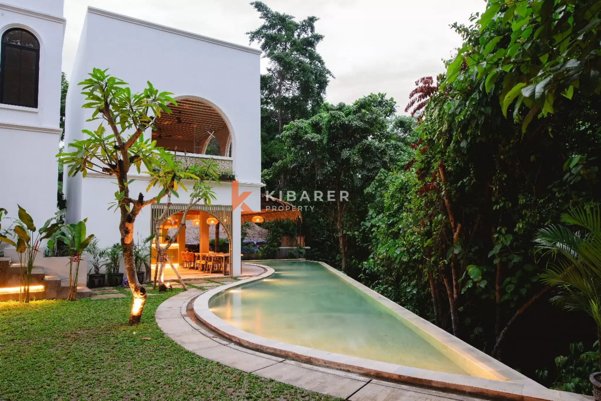 Green Three Bedroom Villa in Tumbakbayuh