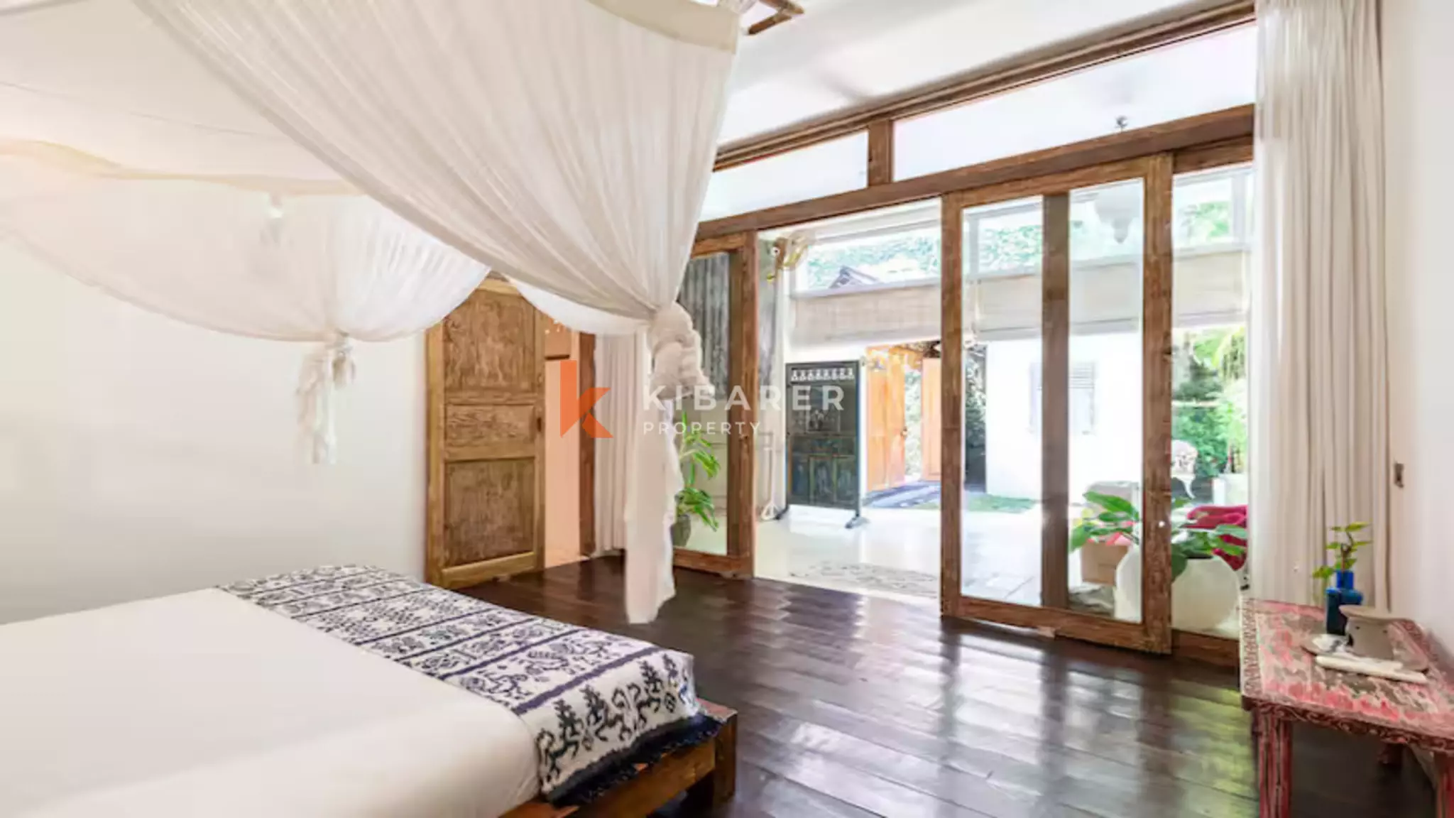 Amazing Classic Six-Bedroom Enclosed Villa in the Heart of Batu Bolong — image 16