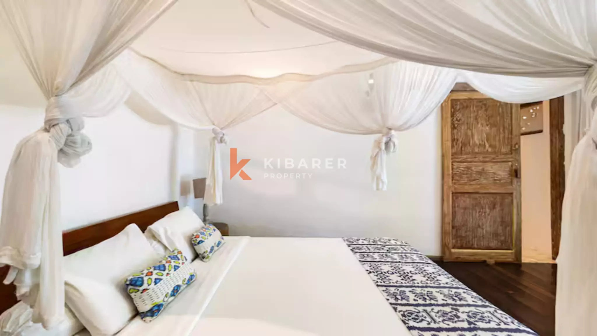 Amazing Classic Six-Bedroom Enclosed Villa in the Heart of Batu Bolong — image 18