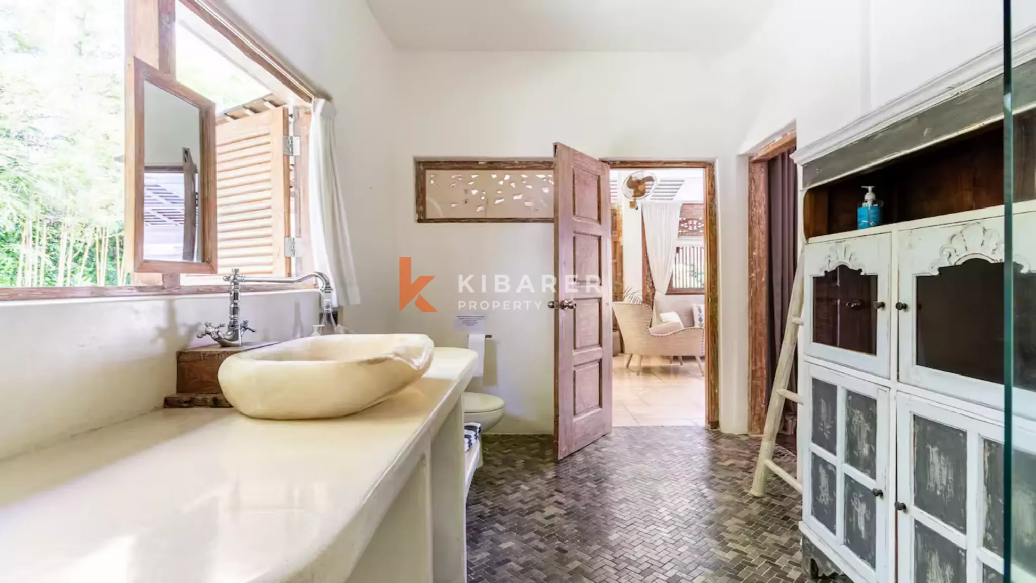 Amazing Classic Six-Bedroom Enclosed Villa in the Heart of Batu Bolong — image 17