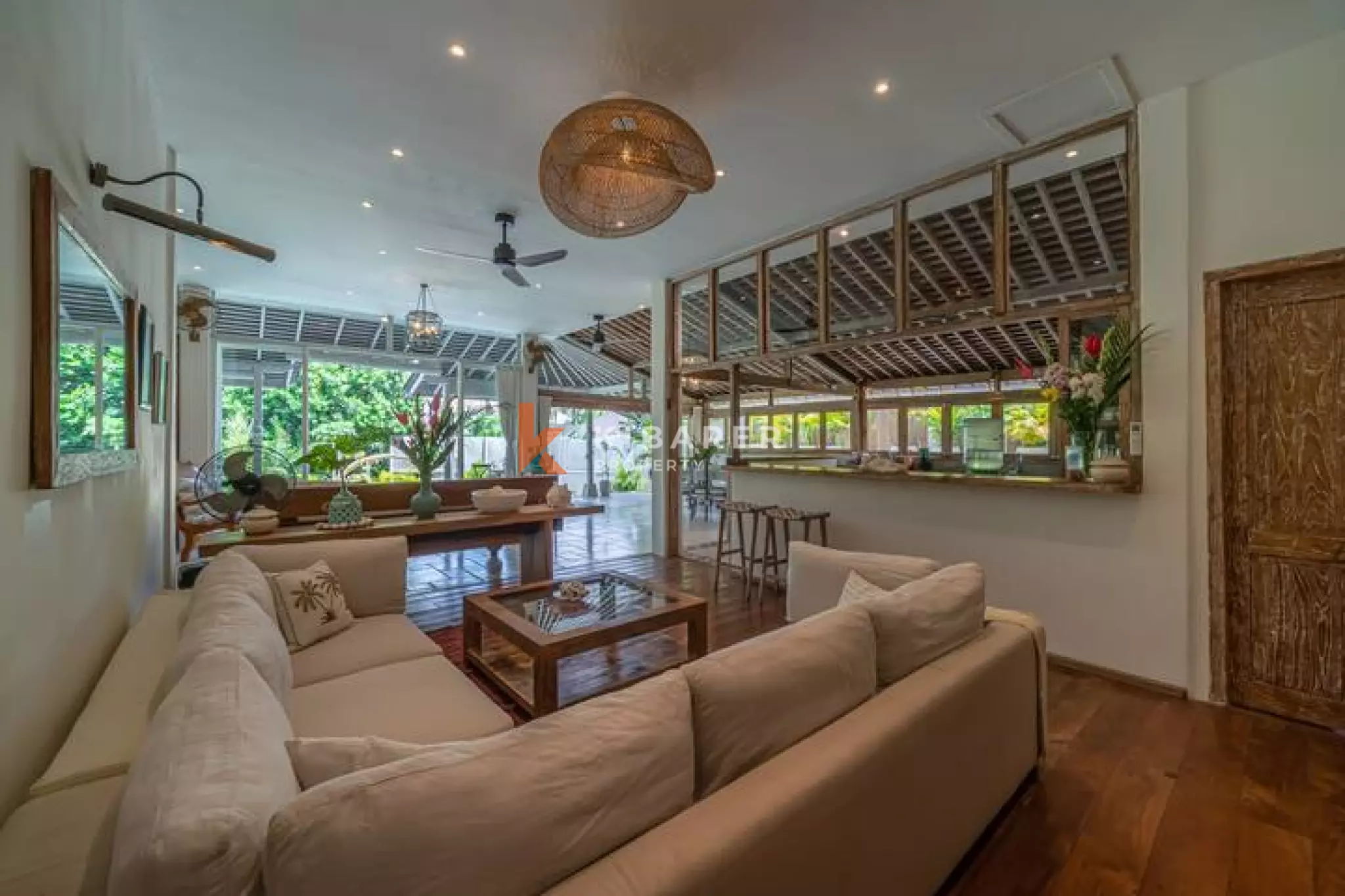Amazing Classic Six-Bedroom Enclosed Villa in the Heart of Batu Bolong — image 9