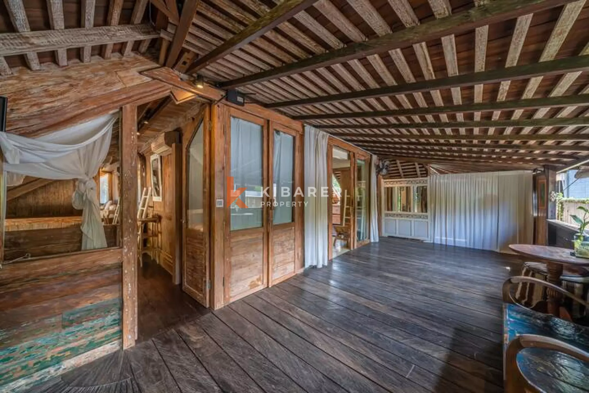 Amazing Classic Six-Bedroom Enclosed Villa in the Heart of Batu Bolong — image 5