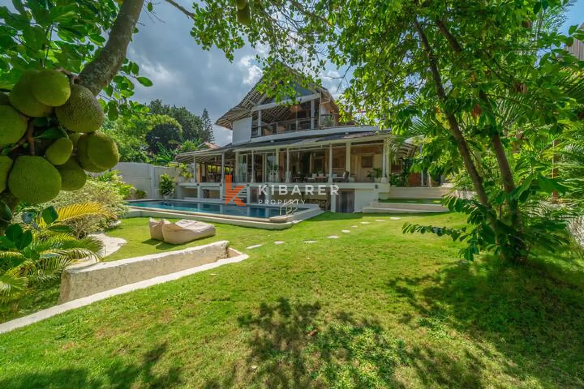 Amazing Classic Six-Bedroom Enclosed Villa in the Heart of Batu Bolong — image 3