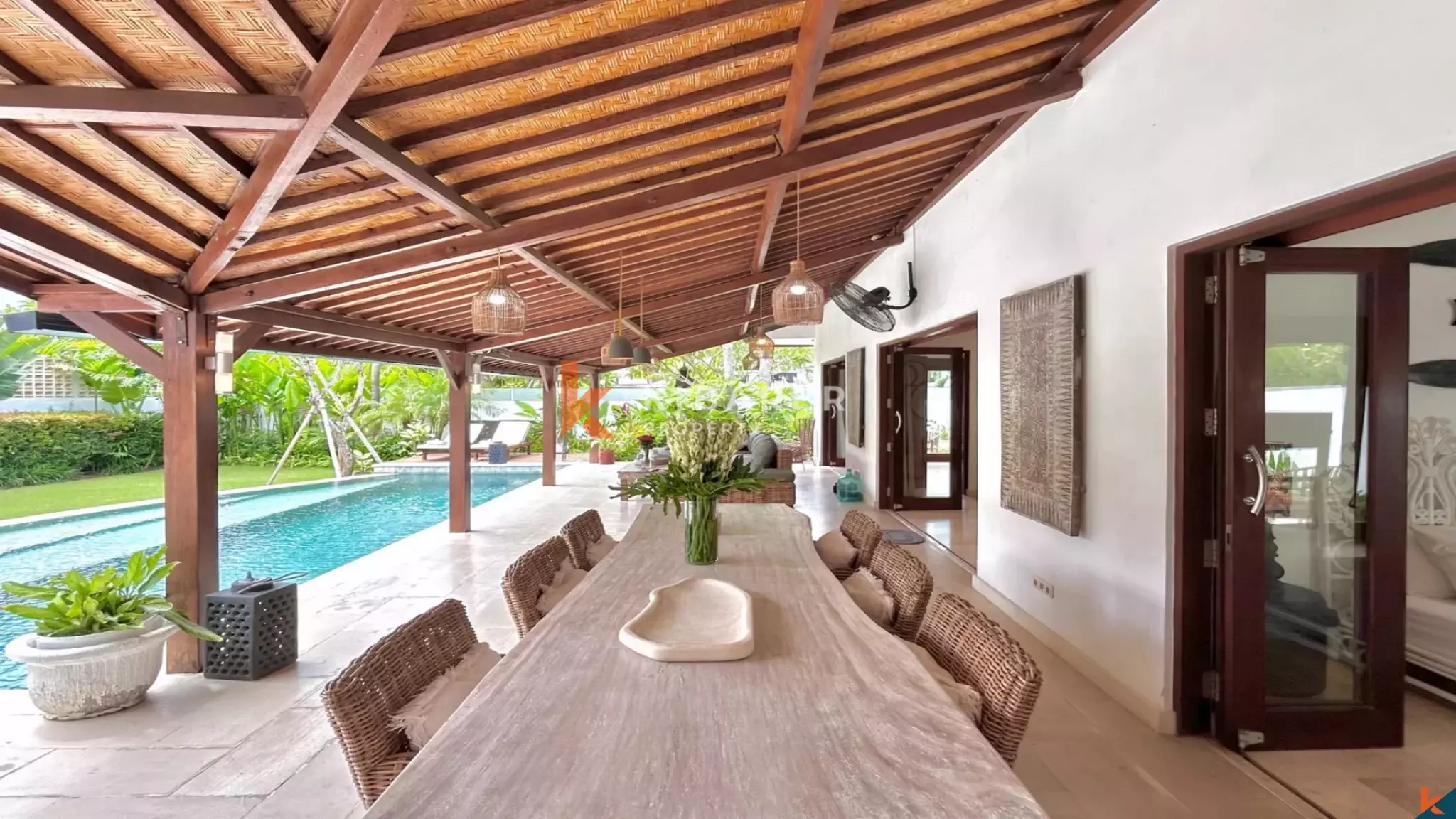 Tropical Bliss: Charming Three-Bedroom Enclosed Living Villa in Berawa — image 5
