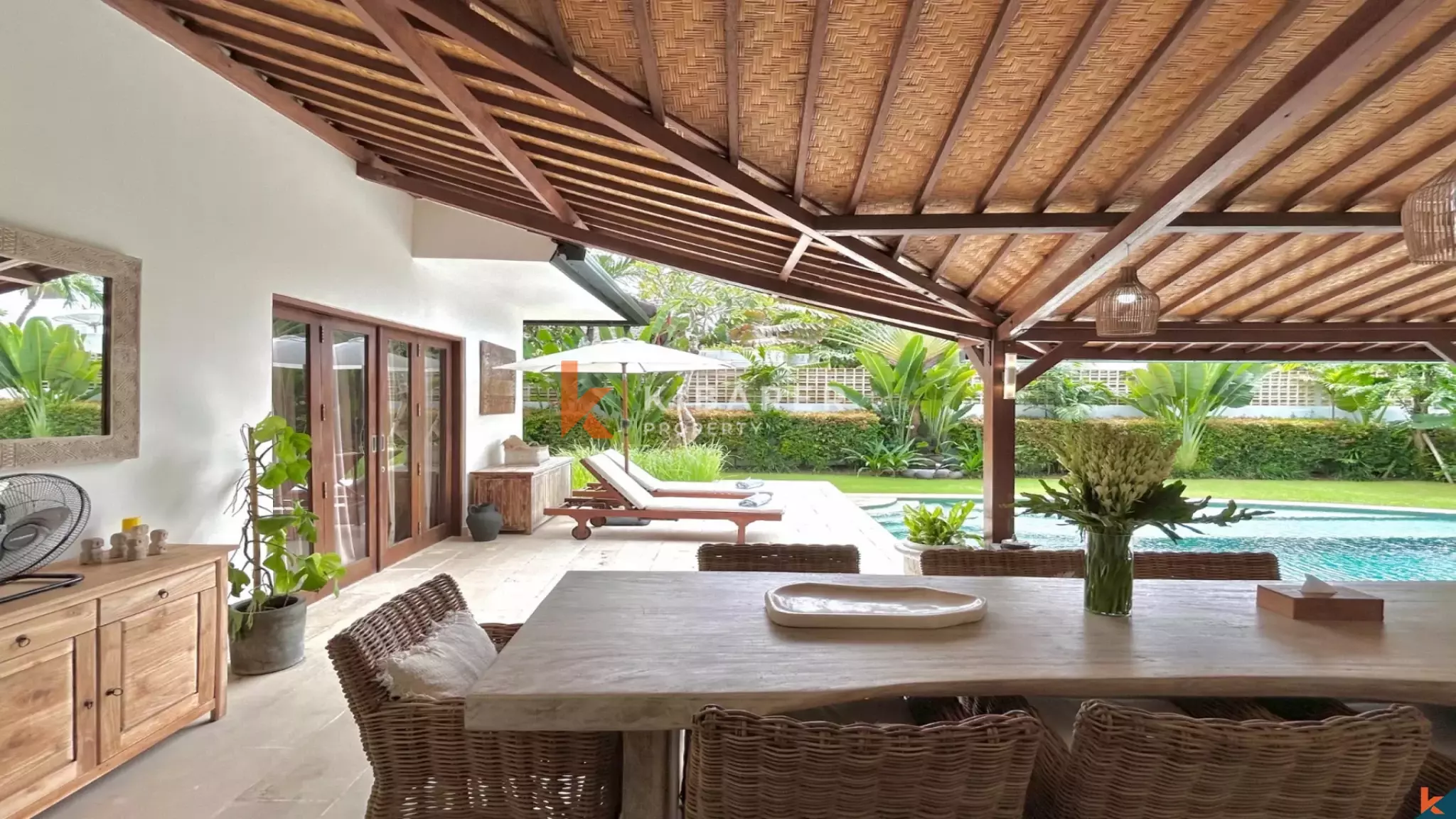 Tropical Bliss: Charming Three-Bedroom Enclosed Living Villa in Berawa — image 6