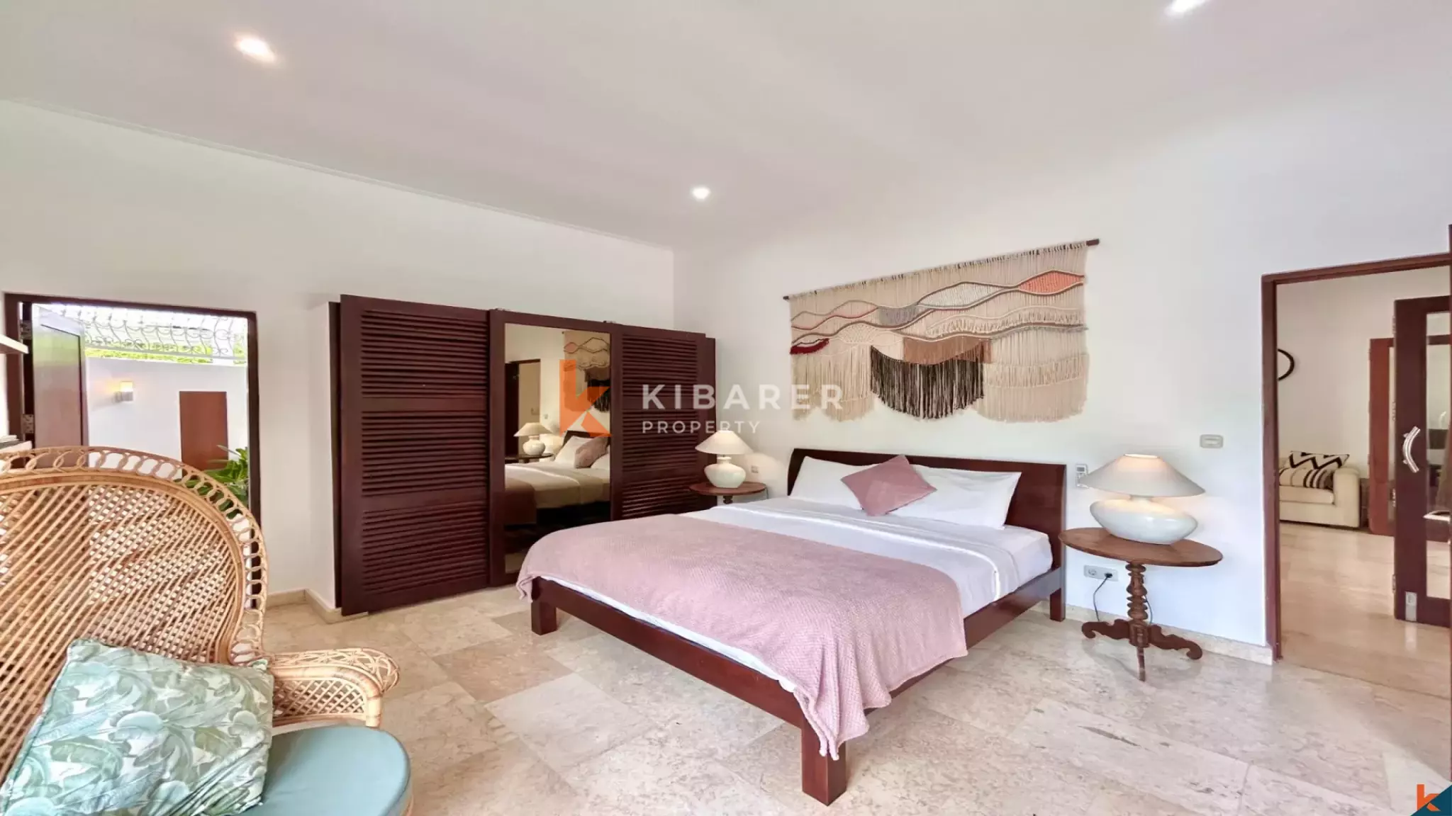 Tropical Bliss: Charming Three-Bedroom Enclosed Living Villa in Berawa — image 15