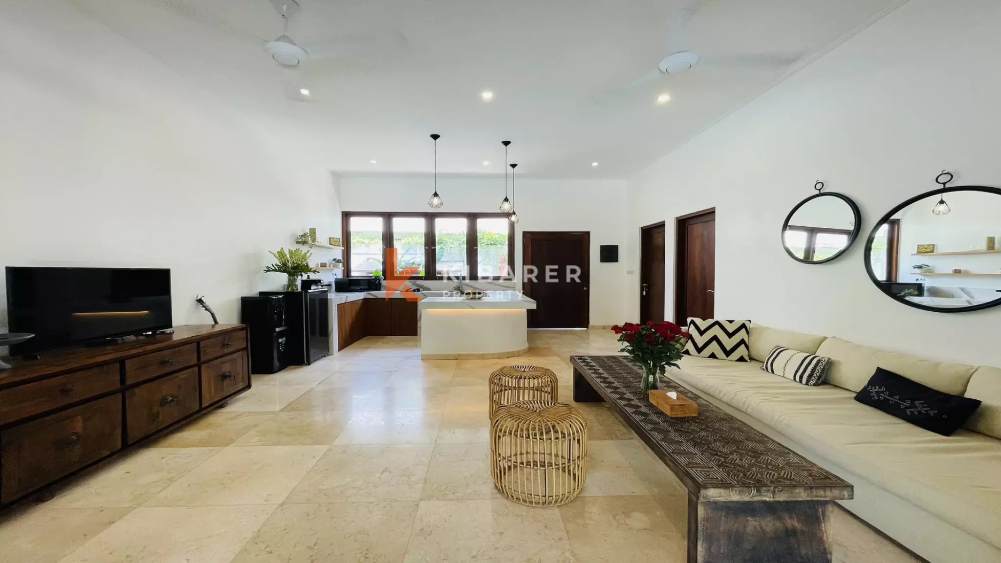 Tropical Bliss: Charming Three-Bedroom Enclosed Living Villa in Berawa — image 7