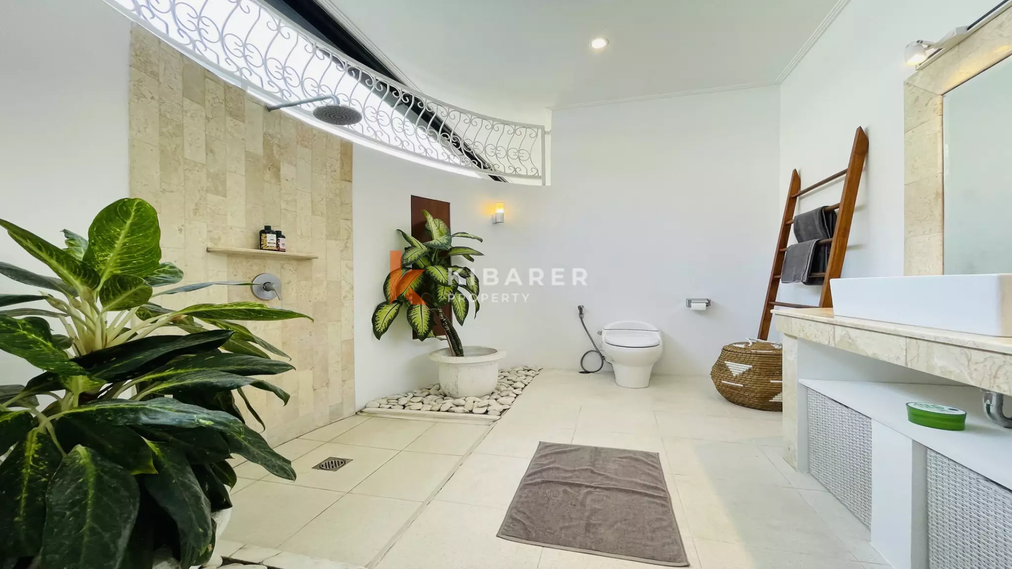 Tropical Bliss: Charming Three-Bedroom Enclosed Living Villa in Berawa — image 18