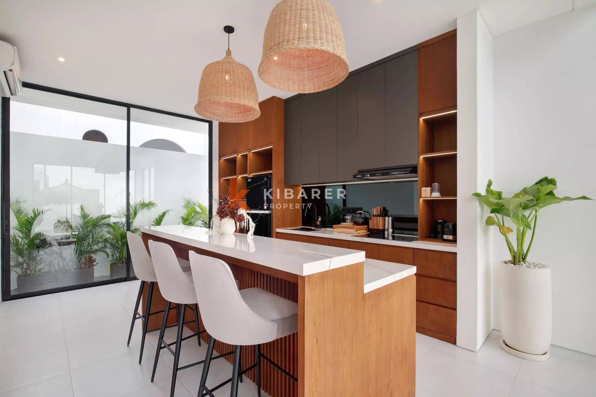 Gorgeous Three-Bedroom Villa with Rooftop Pool in Pererenan — image 7