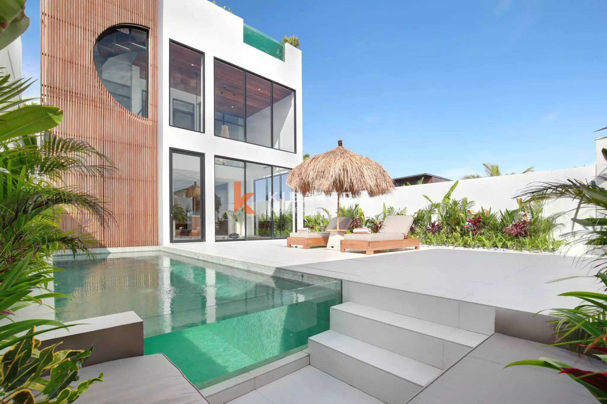 Gorgeous Three-Bedroom Villa with Rooftop Pool in Pererenan — image 3