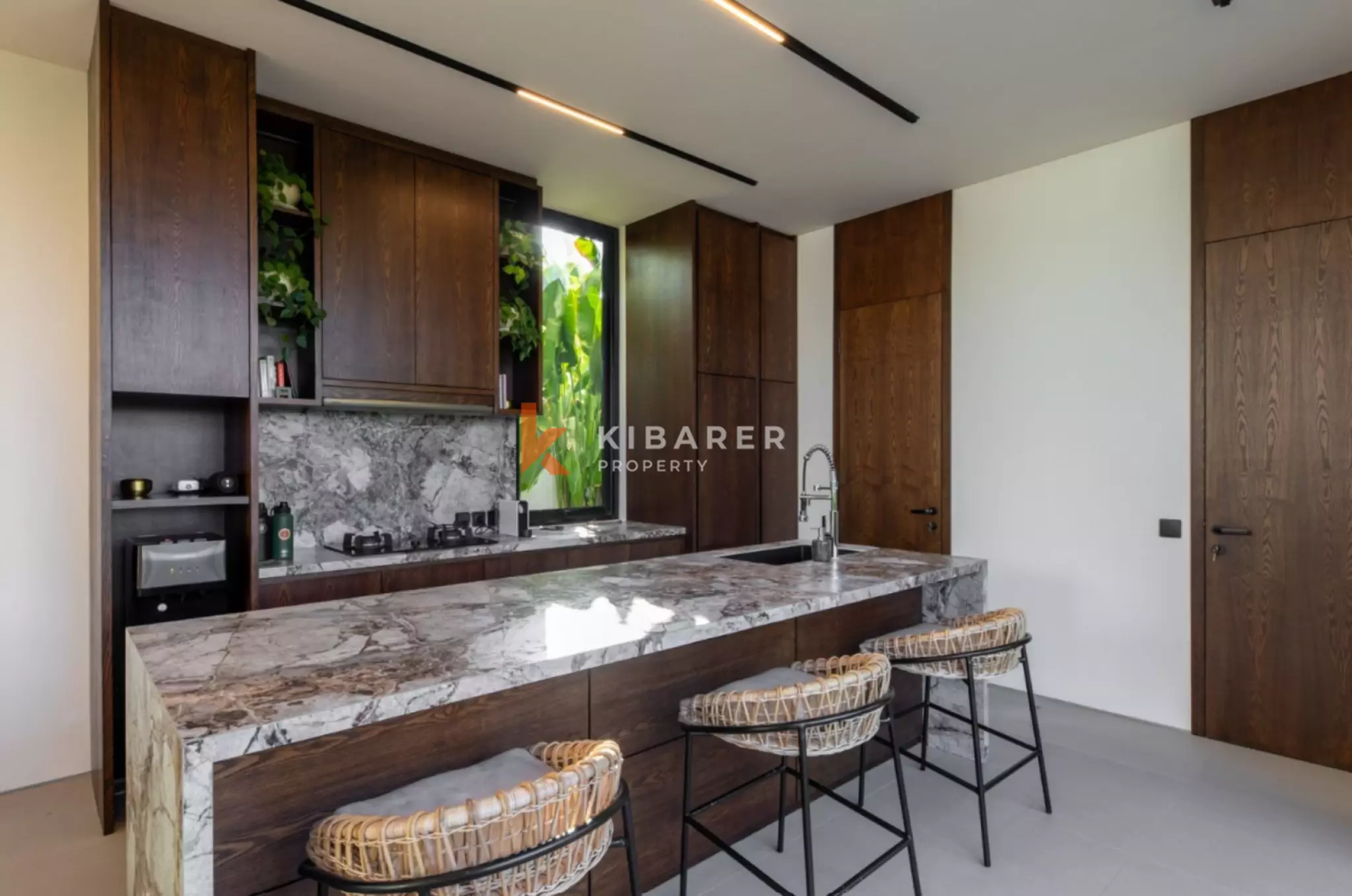 Modern Minimalist Three Bedroom Enclosed Villa with Garden in Canggu — image 5