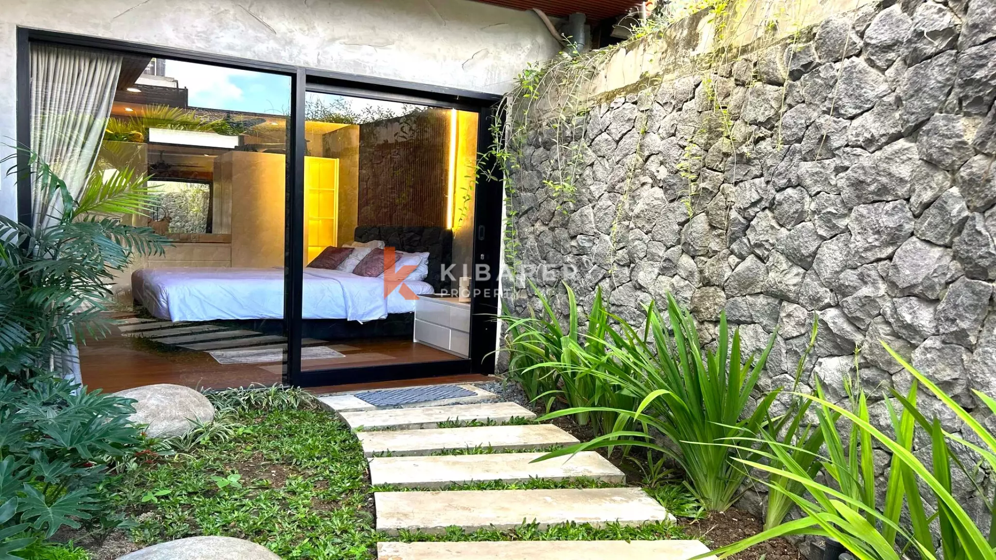 Stylish One-Bedroom Tropical Villa with Enclosed Living in Central Canggu — image 5
