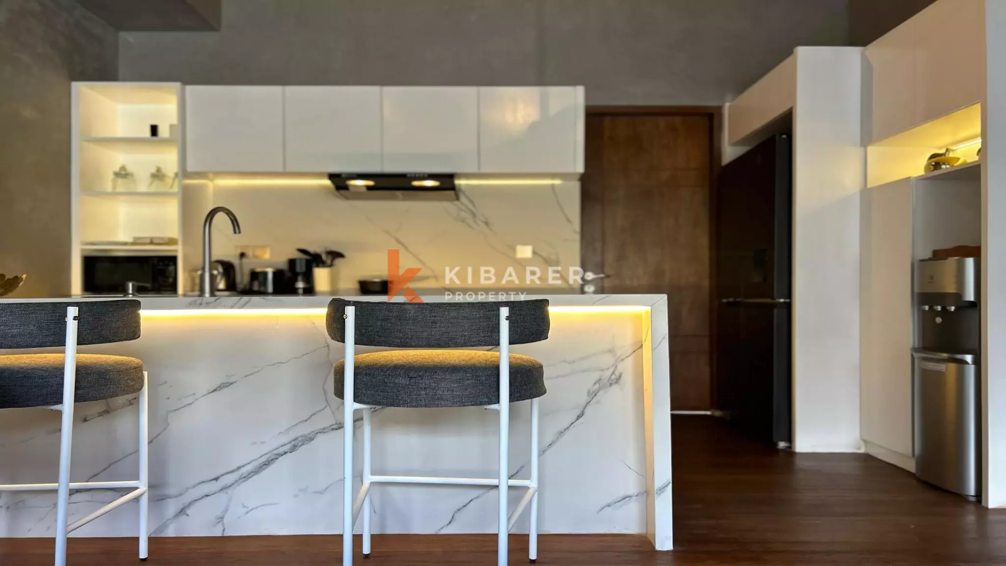 Stylish One-Bedroom Tropical Villa with Enclosed Living in Central Canggu — image 12