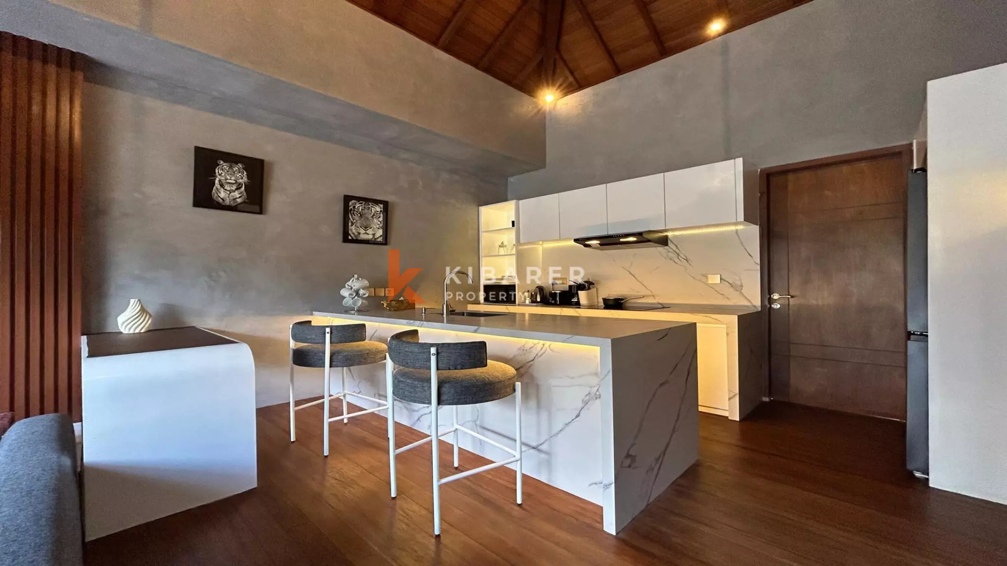 Stylish One-Bedroom Tropical Villa with Enclosed Living in Central Canggu — image 15