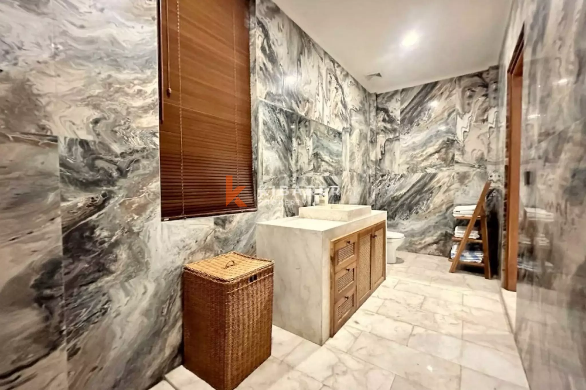 Elegant Four-Bedroom Villa in the Tumbak Bayuh Area — image 19