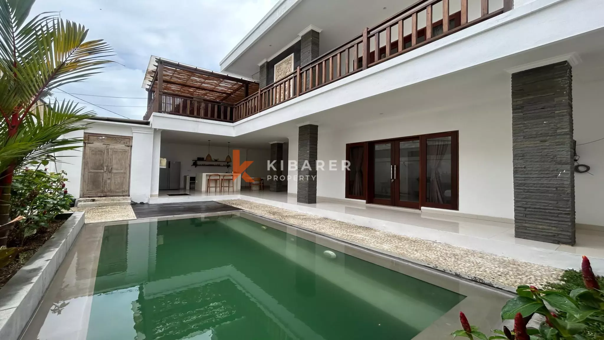 Tropical Elegance: Three-Bedroom Villa with Pool and Rooftop in Canggu — image 2