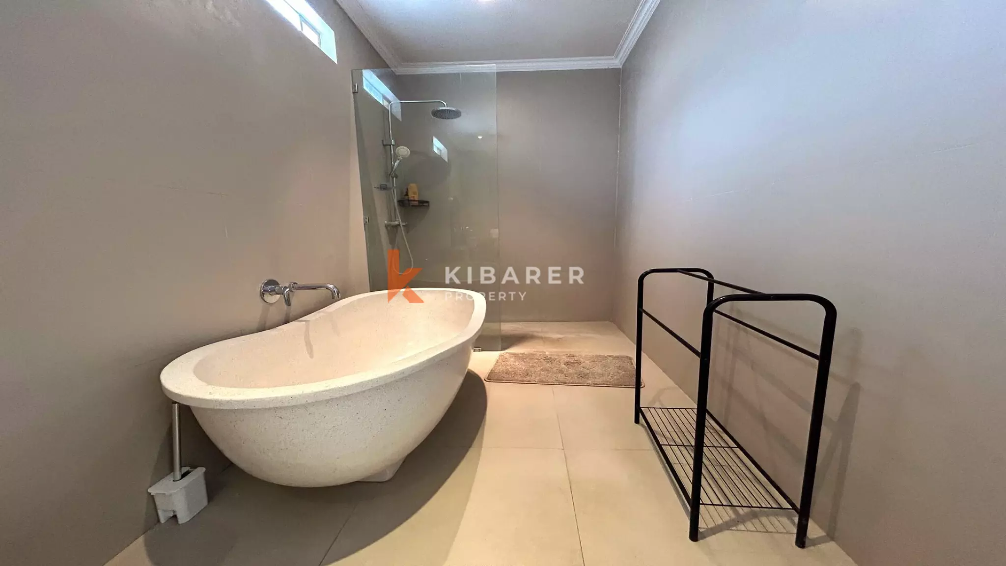 Tropical Elegance: Three-Bedroom Villa with Pool and Rooftop in Canggu — image 10