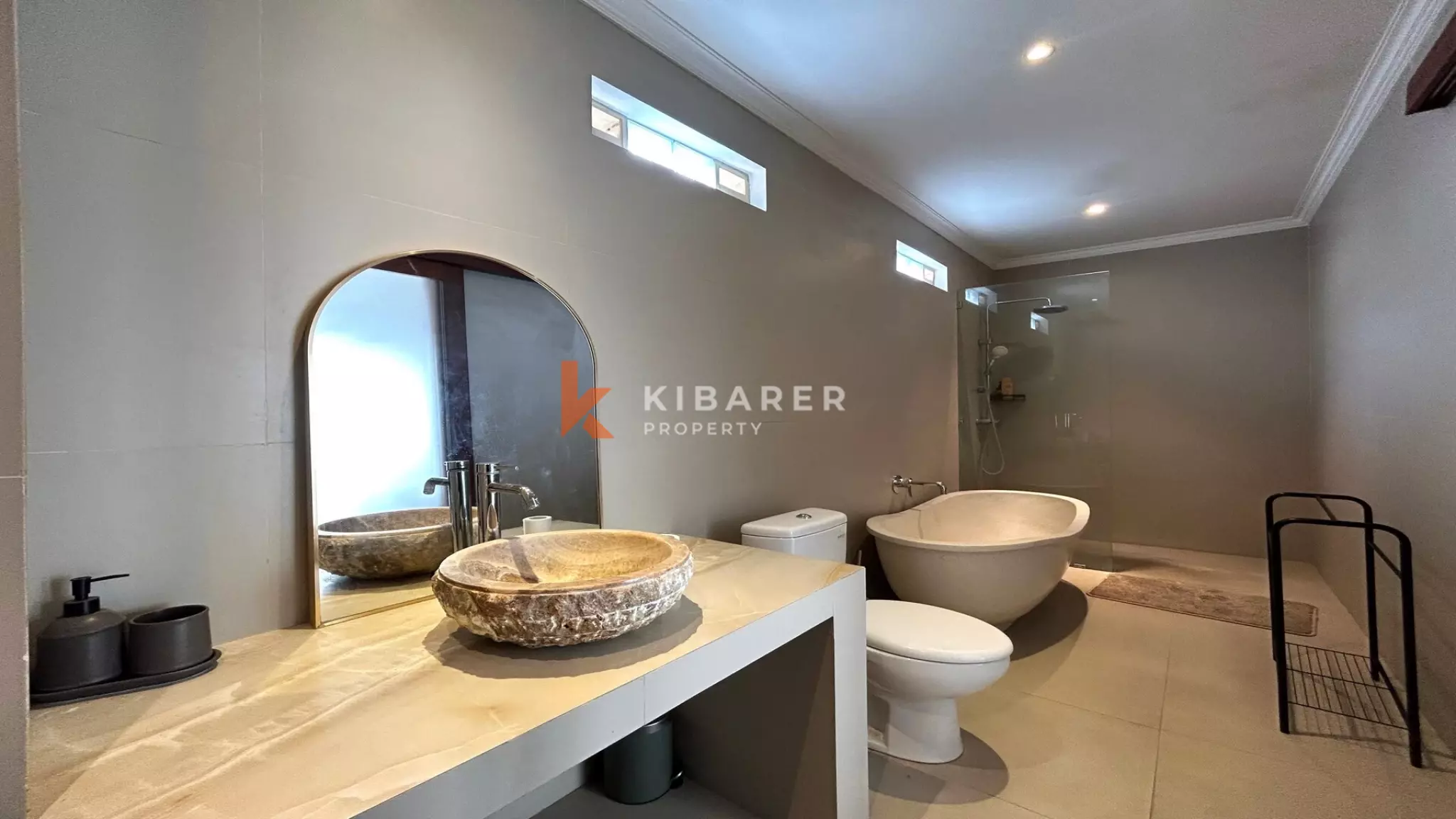 Tropical Elegance: Three-Bedroom Villa with Pool and Rooftop in Canggu — image 11
